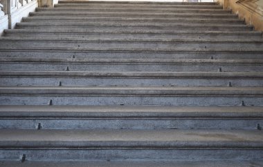 Eski bir taş merdiven basamağında