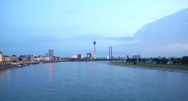 Duesseldorf Şehrinin Gece Manzarası Rhine Nehri Nden Görünüyor — Stok fotoğraf