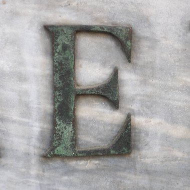 büyük harf E mermer zemin üzerine bronz döküm