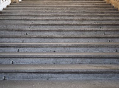 Eski bir taş merdiven basamağında