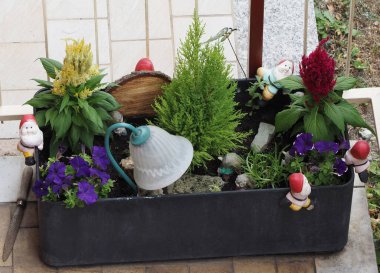 Küçük insansı cücelerin heykelcikleri kırmızı sivri şapkalı yaratıklar.