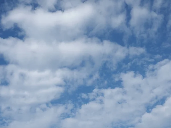 Blå Himmel Med Moln Användbara Som Bakgrund — Stockfoto