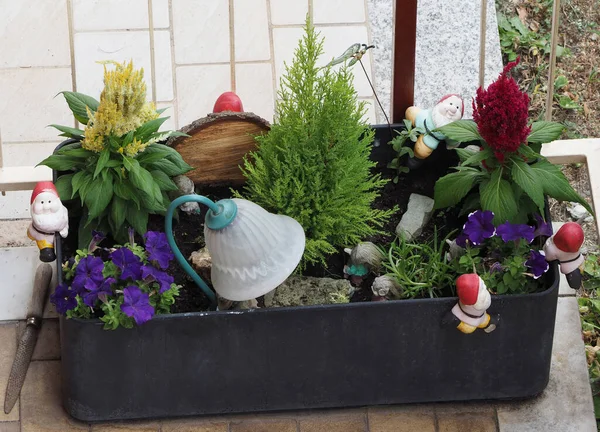 Küçük insansı cücelerin heykelcikleri kırmızı sivri şapkalı yaratıklar.