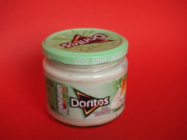 NEW BERN, ABD - CIRCA HAZİRAN 2021: Doritos 'un soğuk krema ve soğan kavanozu