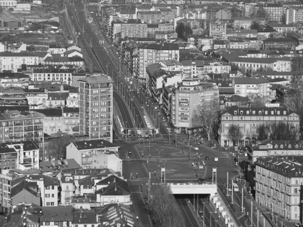 黒と白でStuto広場に向かって探しているイタリア トリノの街の空中ビュー — ストック写真