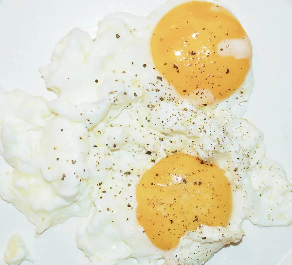 Huevos Fritos Plato Soleado Con Pimienta Negra Molida — Foto de Stock