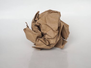 Kahverengi kağıt zemin üzerinde buruşmuş kağıt top