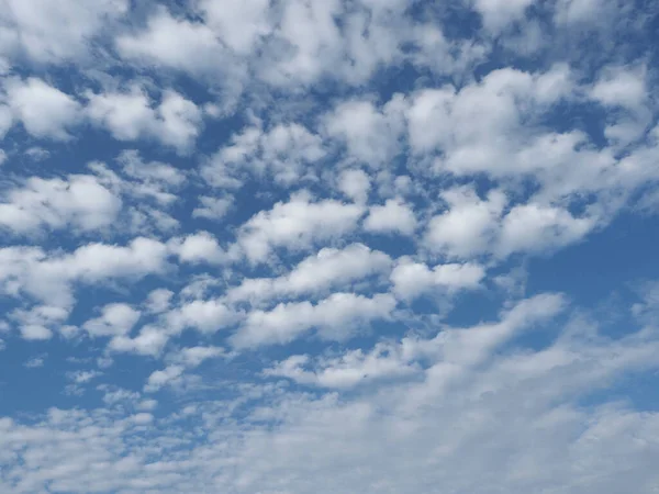 Blå Himmel Med Moln Användbara Som Bakgrund — Stockfoto