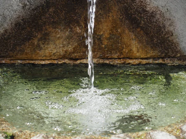 Wasserstrahl Eines Alten Steinbrunnens — Stockfoto