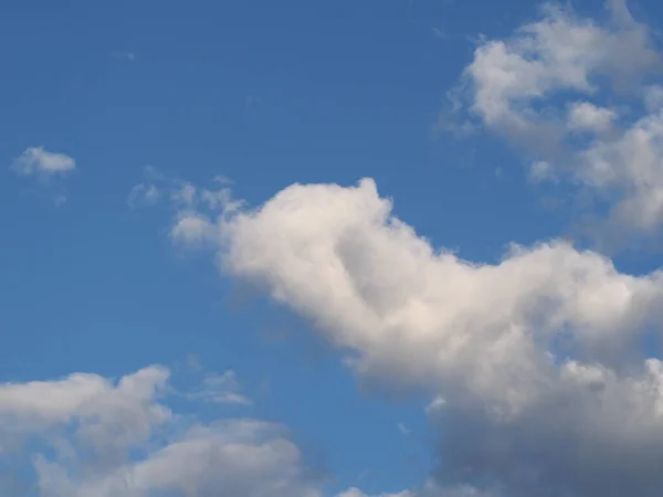 Arkaplan Olarak Kullanışlı Bulutlu Mavi Gökyüzü — Stok fotoğraf