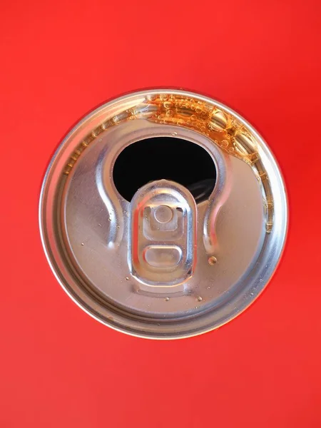 Cola Dose Über Rotem Hintergrund — Stockfoto