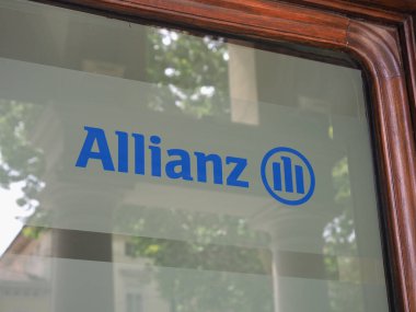 TURIN, İTALYA - CRCA AĞUSTOS 2021: Allianz Sigorta Dükkanı
