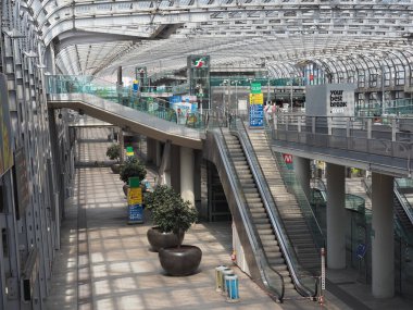 TURIN, İTALYA - CRCA AĞUSTOS 2021: Torino Susa Demiryolu İstasyonu