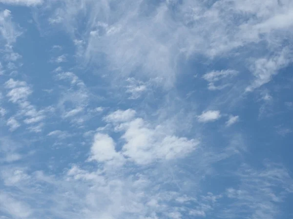 Ciel Bleu Avec Des Nuages Utiles Comme Arrière Plan — Photo