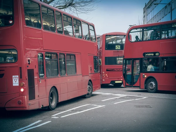 Retro vzhled červený autobus v Londýně — Stock fotografie