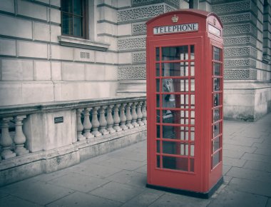 Londra telefon kulübesine bak.