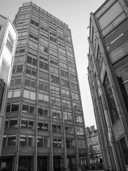Edifício Economista preto e branco em Londres — Fotografia de Stock