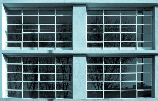 Промышленные окна — стоковое фото