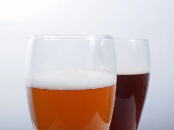 Dwa kieliszki niemieckiego piwa. — Zdjęcie stockowe