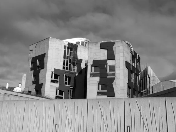 Siyah ve beyaz İskoç Parlamentosu edinburgh — Stok fotoğraf