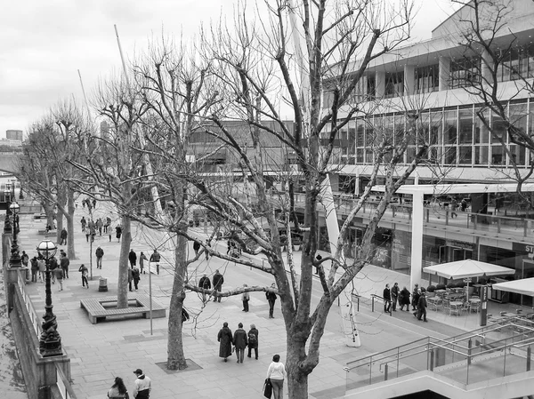 Musta ja valkoinen Royal Festival Hall Lontoossa — kuvapankkivalokuva