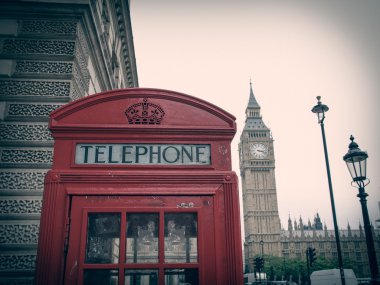 Londra telefon kulübesine bak.