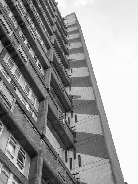 Černé a bílé trellick věž v Londýně — Stock fotografie
