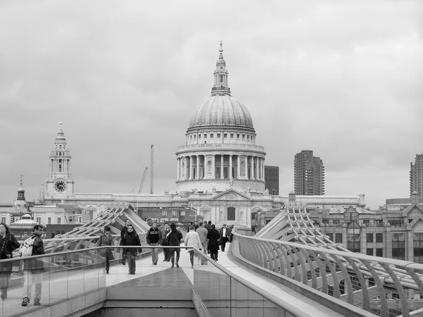Schwarz-weiße Millennium Bridge in London Uk — Stockfoto