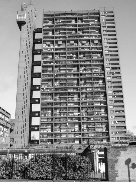 伦敦的黑色和白色 trellick 塔 — 图库照片