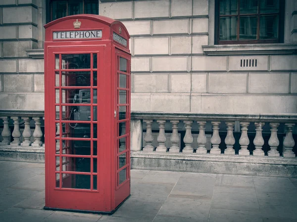 Ретро виглядає лондонською телефонною будкою. — стокове фото