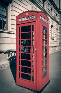 Londra telefon kulübesine bak.