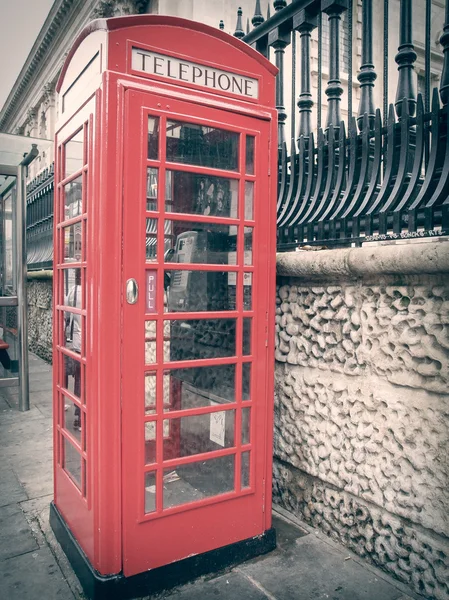 Retro look London telephone box — Stock Photo, Image