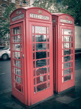 Londra telefon kulübesine bak.