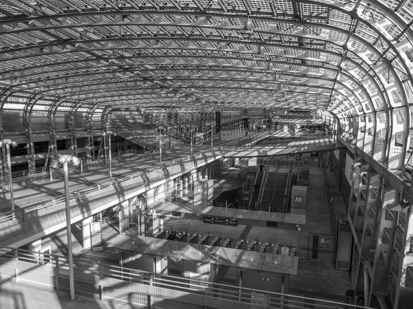 黒と白のトリノ ポルタ ・ スーザ駅 — ストック写真