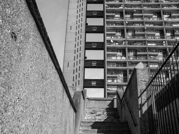 Черно-белая башня Трек-Тауэр в Лондоне — стоковое фото