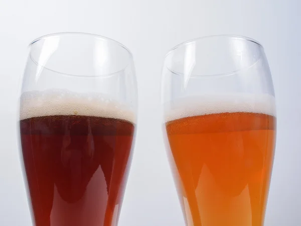 Два бокала немецкого пива — стоковое фото