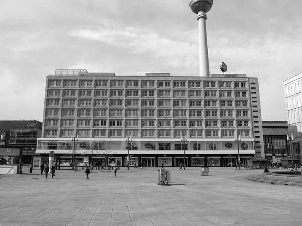 Zwarte en witte mensen in alexander platz — Stockfoto