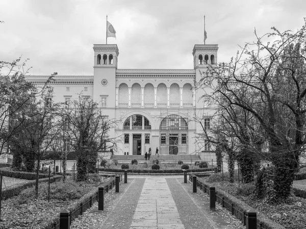 Zwart-wit hamburger bahnhof in Berlijn — Stockfoto