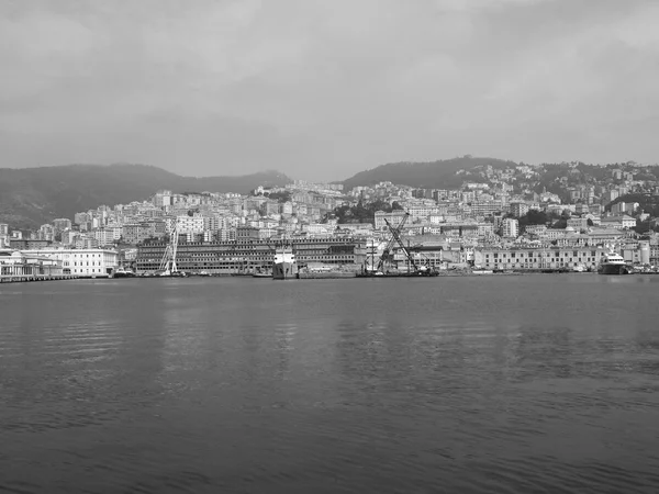 Černé a bílé porto vecchio starý přístav v Janově — Stock fotografie