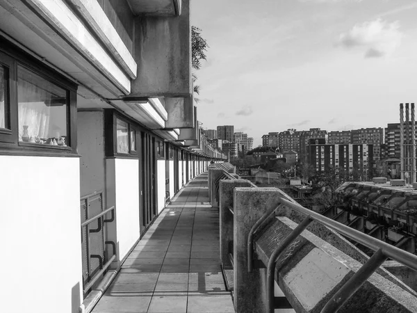 Черно-белая Александра Роуд в Лондоне — стоковое фото