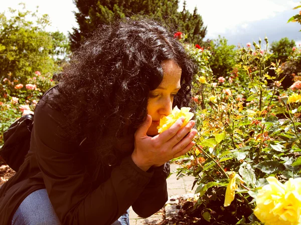 Симпатичная брюнетка, пахнущая розами — стоковое фото
