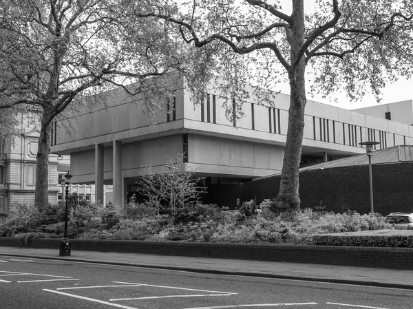 Чёрно-белый Королевский колледж врачей в Лондоне — стоковое фото