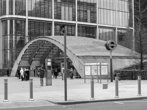 Zwart-wit canary wharf (metrostation) — Stockfoto