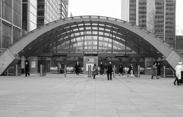 Stanice metra černé a bílé canary wharf — Stock fotografie