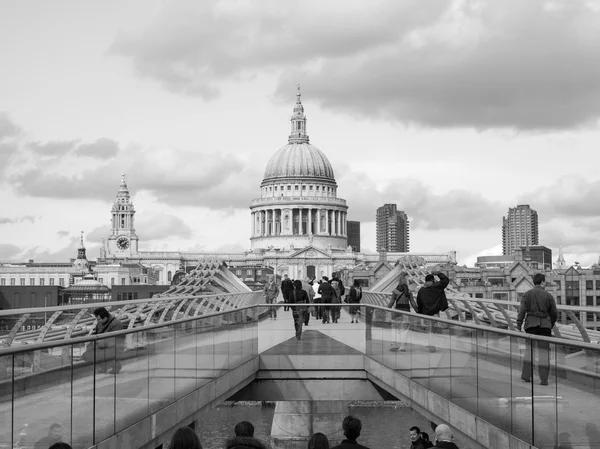 Puente del Milenio en blanco y negro en Londres — Foto de Stock