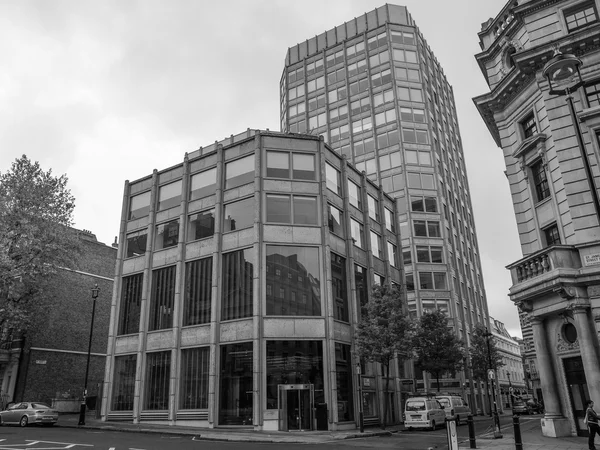 Svarta och vita ekonom byggnad i london — Stockfoto