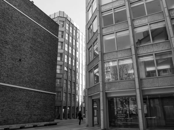 Μαύρο και άσπρο οικονομολόγος κτήριο στο Λονδίνο — Φωτογραφία Αρχείου
