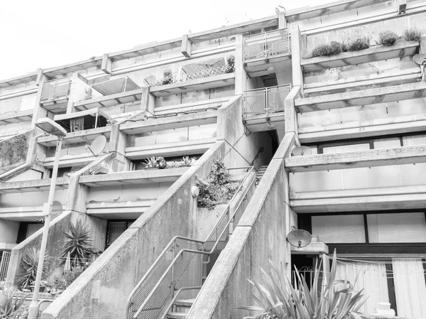 Blanco y negro Alexandra Road en Londres — Foto de Stock