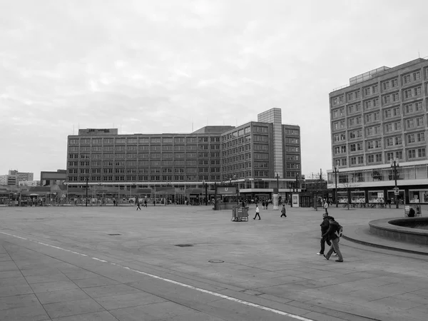 Blanco y negro Personas en Alexander Platz —  Fotos de Stock