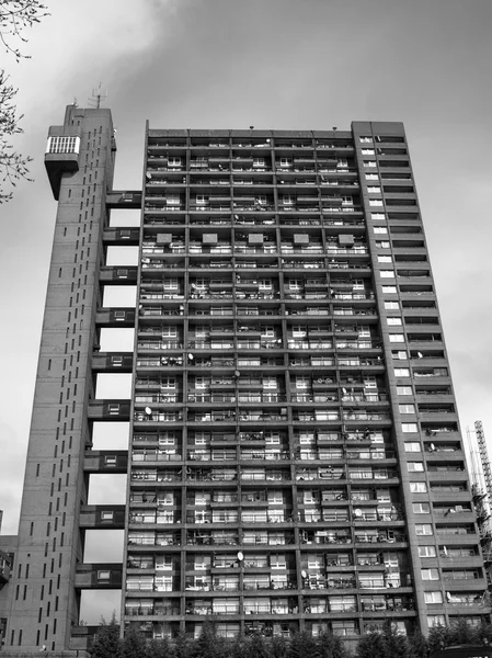 Czarno-białe trellick tower w Londynie — Zdjęcie stockowe